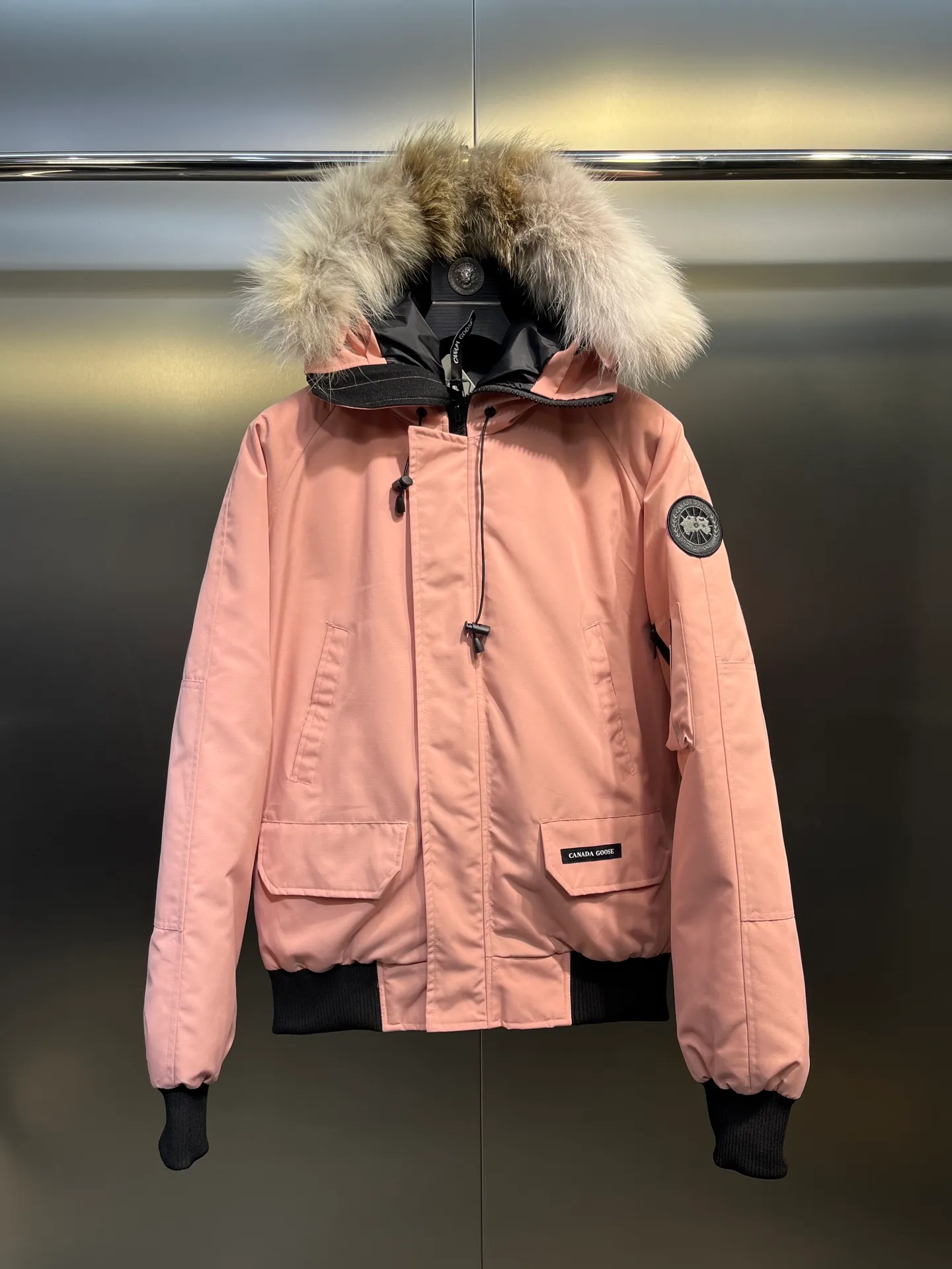 P720 high-end version (new version of Big Goose 01) Canada Goose Canada Goose #Chilliwack 7999M bomber jacket short down jacket/01 model #Men and Women Same Style# ➖ Genuine synchronous anti-counterfeiting chip sensor! ➖ Imported 21S polyester-cotton blended original fabric [last year’s 16S/18S hard fabrics have been completely eliminated, this year all use 21S genuine synchronous fabrics, the soft mid-strap feels delicate and textured], genuine synchronous Feather-Light 10D waterproof coating fabric, made of 84.5 polyester fiber and 15.5 cotton, 100% the best feel in the entire network! ➖ The genuine official website is synchronized with the national standard 80 white duck down, you can check the official website customer service, there will never be a series of misleading claims such as 90 down or goose down! ➖ Using the best nylon lining with double double-layer sealing design, velvet-proof No. 7 needle + grid-filled down ready-made garments, there is 100% no so-called velvet running! ➖ The cuffs are designed with thickened seamless threads, and the collar and pockets are lined with top-quality polar fleece to keep you warm and comfortable! ➖ Yoshida YKK provides original custom-made electroplated sliders. YKK two-way lockable zippers are tight and smooth and will not peel off paint! ➖ 3M composite guarantees that the Velcro is the same as the original, durable, and all accessories and hardware are custom-made! ➖ Imported BEHRINGER embroidery machine to customize the 10,000-needle embroidery logo, 98% of which can be reproduced to restore the original logo. You can check and compare on the official website! ➖ The fur collars are all made of large pieces of Western Canadian blue wolf hide, ensuring that each fur collar is 13-15cm wide!   Size:XS-XXL